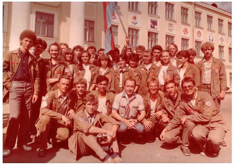 Студенческий городок. I секретарь ЦК ВЛКСМ В. Мироненко со студентами. г. Гагарин, 1987г.
