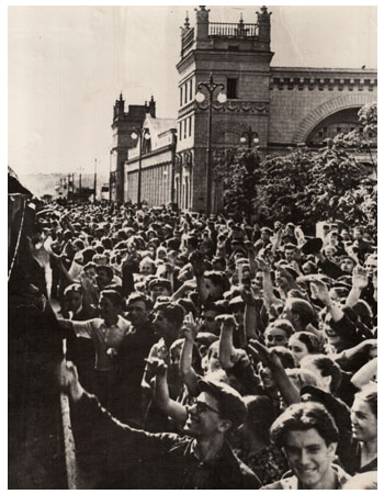 Смоленский ж/д вокзал. Провожают поезд целинников на работу. 1956 г.