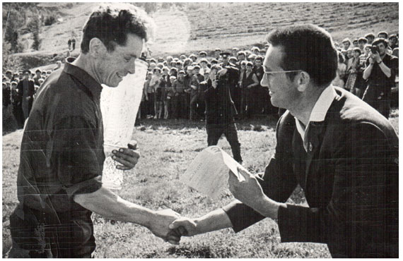 Николай Михайлович Булдаков вручает приз имени Владимира Куриленко победителю мотокросса. 1971 год.